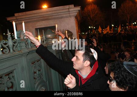 I membri della comunità ebraica si manifestano su Place de la Bastille a Parigi, in Francia, il 19 marzo 2012, in occasione di una marcia silenziosa per rendere omaggio alle vittime delle riprese della scuola di Tolosa, durante una veglia notturna. Quattro persone, tra cui tre bambini, sono state uccise e altre ferite dopo che un pistolero ha aperto il fuoco fuori da una scuola ebraica a Tolosa, quando i genitori hanno lasciato i loro figli per le lezioni mattutine. Foto di Alain Apaydin/ABACAPRESS.COM Foto Stock