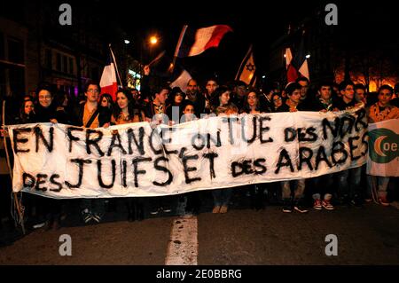 I membri della comunità ebraica si manifestano su Place de la Bastille a Parigi, in Francia, il 19 marzo 2012, in occasione di una marcia silenziosa per rendere omaggio alle vittime delle riprese della scuola di Tolosa, durante una veglia notturna. Quattro persone, tra cui tre bambini, sono state uccise e altre ferite dopo che un pistolero ha aperto il fuoco fuori da una scuola ebraica a Tolosa, quando i genitori hanno lasciato i loro figli per le lezioni mattutine. Foto di Alain Apaydin/ABACAPRESS.COM Foto Stock