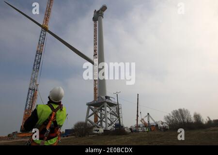 I tecnici ispezionano le pale di una turbina eolica "Haliade 150" nel sito eolico offshore di Alstom a le Carnet, sull'estuario della Loira, vicino a Saint Nazaire, Francia occidentale, il 16 marzo 2012. LM Wind Power Group, Danimarca, si è sviluppato in una partnership strategica con Alstom, la pala per turbine eoliche più lunga mai prodotta, progettata per adattarsi alla nuova turbina eolica da 6 MW di Alstom per il crescente mercato eolico offshore europeo. La turbina eolica verrà testata a terra sul sito di le Carnet. Foto di Laetitia Notarianni/ABACAPRESS.COM Foto Stock