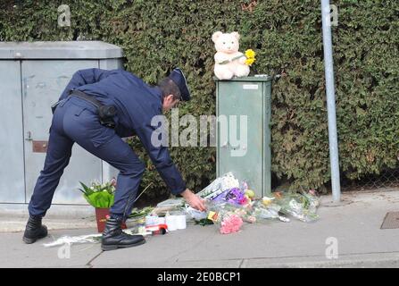 Atmosfera di fronte alla scuola ebraica 'Ozar Hatorah' per una cerimonia funeraria a Tolosa, nella Francia sudoccidentale, il 20 marzo 2012 un giorno dopo l'attacco delle armi. I corpi di tre bambini franco-israeliani e di un insegnante ebreo uccisi in un attacco di armi hanno iniziato il loro viaggio martedì dalla scuola dove sono morti alla loro sepoltura in Israele. I corpi dovevano essere volati dall'aeroporto di Parigi Charles de Gaulle martedì più tardi per un funerale in Israele il giorno successivo. Foto di Mousse/ABACAPRESS.COM Foto Stock