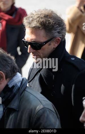 Vincent Cassel partecipa alla messa funeraria dell'attore Michel Duchaussoy al cimitero di Pere Lachaise, a Parigi, in Francia, il 20 marzo 2012. Foto di Alban Wyters/ABACAPRESS.COM Foto Stock