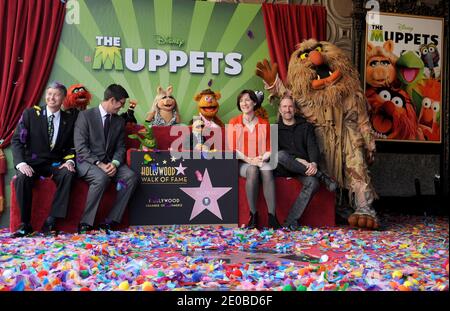 Leron Gubler, Rich Ross e Lisa Henson posano durante la cerimonia in cui i Muppets sono onorati con una stella sulla Hollywood Walk of Fame di fronte al Teatro El Capitan a Los Angeles, CA, USA il 20 marzo 2012. Foto di Lionel Hahn/ABACAPRESS.COM Foto Stock