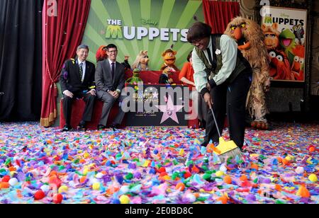 Leron Gubler, Rich Ross e Lisa Henson posano durante la cerimonia in cui i Muppets sono onorati con una stella sulla Hollywood Walk of Fame di fronte al Teatro El Capitan a Los Angeles, CA, USA il 20 marzo 2012. Foto di Lionel Hahn/ABACAPRESS.COM Foto Stock