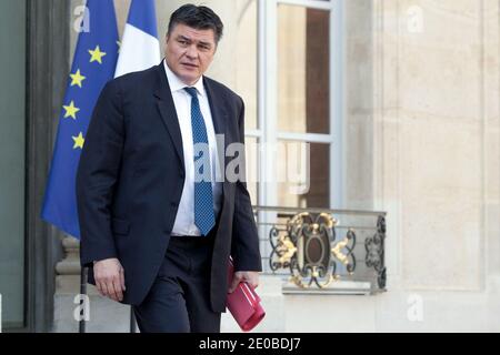 Il Ministro dello Sport francese David Douillet lascia il consiglio di gabinetto settimanale al Palazzo Elysee a Parigi, in Francia, il 21 febbraio 2012. Foto di Stephane Lemouton/ABACAPRESS.COM Foto Stock