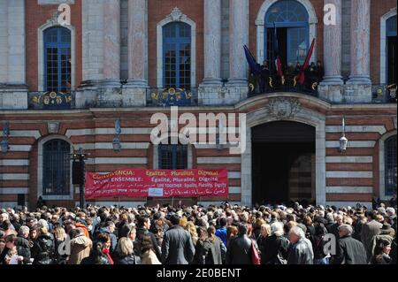 Centinaia di persone rende omaggio, il 23 marzo 2012, alla piazza principale del Campidoglio di Tolosa, nella Francia sudoccidentale, alle sette vittime dell'autoproclamato militante al-Qaeda Mohamed Merah. Foto di Mousse/ABACAPRESS.COM Foto Stock