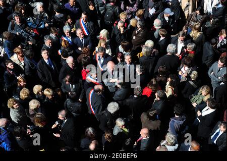 Centinaia di persone rende omaggio, il 23 marzo 2012, alla piazza principale del Campidoglio di Tolosa, nella Francia sudoccidentale, alle sette vittime dell'autoproclamato militante al-Qaeda Mohamed Merah. Foto di Mousse/ABACAPRESS.COM Foto Stock