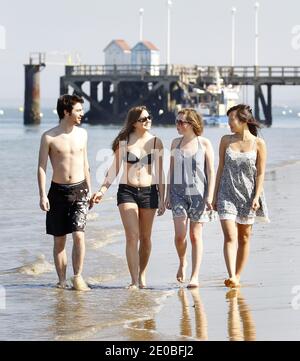 Gli amanti del sole si immergono e si godono il sole ad Arcachon Bay, a sud-ovest della Francia, dove il mercurio è salito sopra i 24°C, il 24 marzo 2012, che è piuttosto insolito. Foto di Patrick Bernard/ABACAPRESS.COM Foto Stock