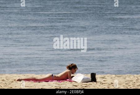 Gli amanti del sole si immergono e si godono il sole ad Arcachon Bay, a sud-ovest della Francia, dove il mercurio è salito sopra i 24°C, il 24 marzo 2012, che è piuttosto insolito. Foto di Patrick Bernard/ABACAPRESS.COM Foto Stock