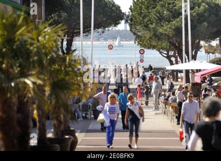 Gli amanti del sole si immergono e si godono il sole ad Arcachon Bay, a sud-ovest della Francia, dove il mercurio è salito sopra i 24°C, il 24 marzo 2012, che è piuttosto insolito. Foto di Patrick Bernard/ABACAPRESS.COM Foto Stock