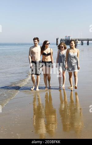 Gli amanti del sole si immergono e si godono il sole ad Arcachon Bay, a sud-ovest della Francia, dove il mercurio è salito sopra i 24°C, il 24 marzo 2012, che è piuttosto insolito. Foto di Patrick Bernard/ABACAPRESS.COM Foto Stock