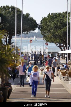 Gli amanti del sole si immergono e si godono il sole ad Arcachon Bay, a sud-ovest della Francia, dove il mercurio è salito sopra i 24°C, il 24 marzo 2012, che è piuttosto insolito. Foto di Patrick Bernard/ABACAPRESS.COM Foto Stock