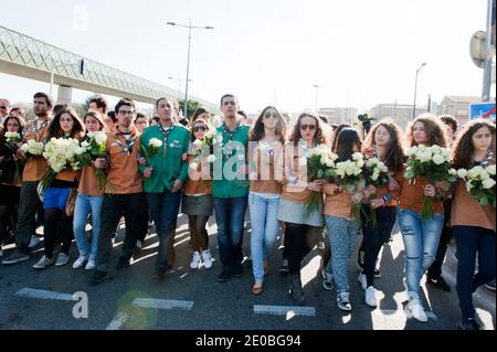 Gli scout israeliani della Francia portano rose bianche mentre aprono la marcia di persone di tutte le fedi il 25 marzo 2012 nella città sudoccidentale di Tolosa, nel distretto dove tre bambini e un insegnante sono stati uccisi la settimana scorsa dall'autoproclamato islamista Mohamed Merah. La polizia ha sparato Mera morto mentre saltò fuori dalla finestra del suo appartamento dopo un assedio di 32 ore, dopo aver ucciso sette persone. Foto di Theo Renaut/ABACAPRESS.COM Foto Stock