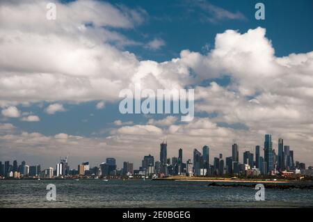 Skyline del CBD di Melbourne visto attraverso Port Phillip Bay da Middle Brighton, Victoria, Australia Foto Stock