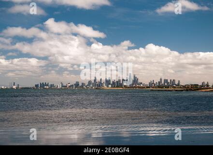 Skyline del CBD di Melbourne visto attraverso Port Phillip Bay da Middle Brighton, Victoria, Australia Foto Stock