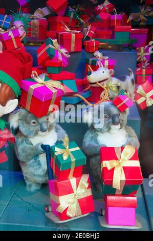 2020 vetrine natalizie presso il grande magazzino Myer di Bourke Street Mall, Melbourne, continuano una tradizione di 65 anni nonostante la pandemia del COVID-19 Foto Stock