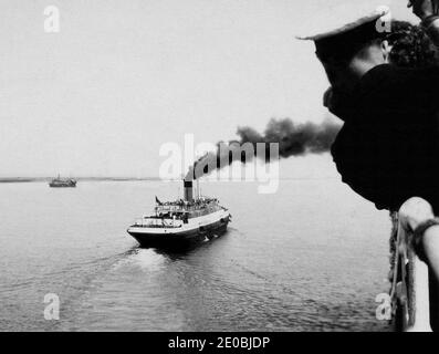 Una fotografia del traghetto di lusso SS Nomadic è esposta alla mostra 'Titanic, ritorno a Cherbourg', al Museo Cite de la Mer di Cherbourg, Francia occidentale, nel marzo 2012. La mostra che segnerà il centesimo anniversario dell'affondamento del Titanic il 14 aprile 1912 sarà inaugurata nell'aprile 2012. Titanic è stato costruito da Harland & Wolff a Belfast in Irlanda nel 1910-1911 e successivamente affondato il 15 aprile, 1912 al largo della costa di New Foundland dopo aver colto un iceberg durante il suo viaggio inaugurale da Southampton, Inghilterra a New York, USA, con la perdita di 1,522 passeggeri e equipaggio. Foto di David Lefranc/ABACAPRESS.COM Foto Stock