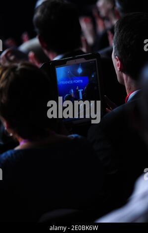 I sostenitori sono pictred durante il presidente francese in carica e il candidato al potere UMP per le elezioni presidenziali del 2012 Nicolas Sarkozy riunione della campagna a Elancourt, Francia il 28 marzo 2012. Foto di Mousse/ABACAPRESS.COM Foto Stock