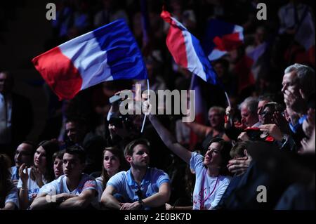 I sostenitori sono pictred durante il presidente francese in carica e il candidato al potere UMP per le elezioni presidenziali del 2012 Nicolas Sarkozy riunione della campagna a Elancourt, Francia il 28 marzo 2012. Foto di Mousse/ABACAPRESS.COM Foto Stock