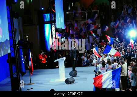 Il presidente francese in carica e candidato al potere dell'UMP per le elezioni presidenziali del 2012 Nicolas Sarkozy arriva ad una riunione di campagna a Elancourt, in Francia, il 28 marzo 2012. Foto di Mousse/ABACAPRESS.COM Foto Stock