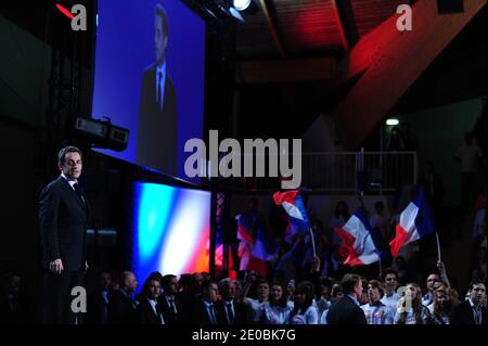 Il presidente francese in carica e il candidato al potere dell'UMP per le elezioni presidenziali del 2012 Nicolas Sarkozy viene raffigurato durante una riunione di campagna a Elancourt, in Francia, il 28 marzo 2012. Foto di Mousse/ABACAPRESS.COM Foto Stock