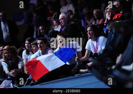 I sostenitori sono pictred durante il presidente francese in carica e il candidato al potere UMP per le elezioni presidenziali del 2012 Nicolas Sarkozy riunione della campagna a Elancourt, Francia il 28 marzo 2012. Foto di Mousse/ABACAPRESS.COM Foto Stock