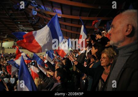 I sostenitori sono pictred durante il presidente francese in carica e il candidato al potere UMP per le elezioni presidenziali del 2012 Nicolas Sarkozy riunione della campagna a Elancourt, Francia il 28 marzo 2012. Foto di Mousse/ABACAPRESS.COM Foto Stock