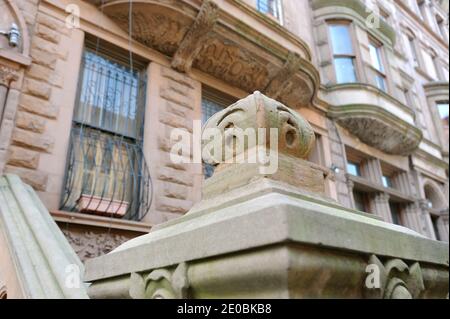 Vista del patrimonio architettonico di Harlem. Harlem è un quartiere nel quartiere di New York City di Manhattan, che sin dagli anni '20 è stato un importante centro residenziale, culturale e finanziario afroamericano. Originariamente un villaggio olandese, formalmente organizzato nel 1658, prende il nome dalla città di Haarlem nei Paesi Bassi. Harlem fu annessa a New York City nel 1873 il 28 marzo 2012 a New York City, NY, USA. Patrioine Architectural de Harlem. Harlem est un quartier du borough de Manhattan, dans la ville de New York,qui, depuis les annees 1920 a été un Grand centre residentiel, culturel et Foto Stock