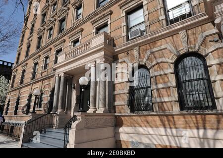 Vista del patrimonio architettonico di Harlem. Harlem è un quartiere nel quartiere di New York City di Manhattan, che sin dagli anni '20 è stato un importante centro residenziale, culturale e finanziario afroamericano. Originariamente un villaggio olandese, formalmente organizzato nel 1658, prende il nome dalla città di Haarlem nei Paesi Bassi. Harlem fu annessa a New York City nel 1873 il 28 marzo 2012 a New York City, NY, USA. Patrioine Architectural de Harlem. Harlem est un quartier du borough de Manhattan, dans la ville de New York,qui, depuis les annees 1920 a été un Grand centre residentiel, culturel et Foto Stock