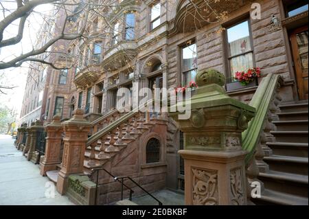 Vista del patrimonio architettonico di Harlem. Harlem è un quartiere nel quartiere di New York City di Manhattan, che sin dagli anni '20 è stato un importante centro residenziale, culturale e finanziario afroamericano. Originariamente un villaggio olandese, formalmente organizzato nel 1658, prende il nome dalla città di Haarlem nei Paesi Bassi. Harlem fu annessa a New York City nel 1873 il 28 marzo 2012 a New York City, NY, USA. Patrioine Architectural de Harlem. Harlem est un quartier du borough de Manhattan, dans la ville de New York,qui, depuis les annees 1920 a été un Grand centre residentiel, culturel et Foto Stock