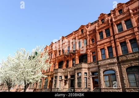 Vista del patrimonio architettonico di Harlem. Harlem è un quartiere nel quartiere di New York City di Manhattan, che sin dagli anni '20 è stato un importante centro residenziale, culturale e finanziario afroamericano. Originariamente un villaggio olandese, formalmente organizzato nel 1658, prende il nome dalla città di Haarlem nei Paesi Bassi. Harlem fu annessa a New York City nel 1873 il 28 marzo 2012 a New York City, NY, USA. Patrioine Architectural de Harlem. Harlem est un quartier du borough de Manhattan, dans la ville de New York,qui, depuis les annees 1920 a été un Grand centre residentiel, culturel et Foto Stock