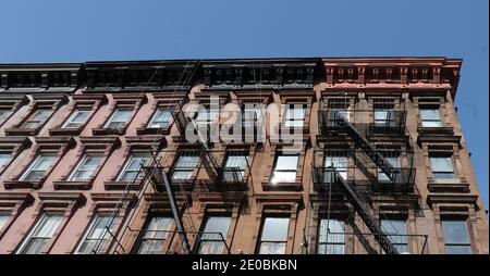 Vista del patrimonio architettonico di Harlem. Harlem è un quartiere nel quartiere di New York City di Manhattan, che sin dagli anni '20 è stato un importante centro residenziale, culturale e finanziario afroamericano. Originariamente un villaggio olandese, formalmente organizzato nel 1658, prende il nome dalla città di Haarlem nei Paesi Bassi. Harlem fu annessa a New York City nel 1873 il 28 marzo 2012 a New York City, NY, USA. Patrioine Architectural de Harlem. Harlem est un quartier du borough de Manhattan, dans la ville de New York,qui, depuis les annees 1920 a été un Grand centre residentiel, culturel et Foto Stock