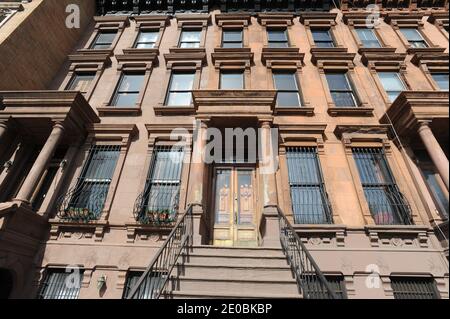 Vista del patrimonio architettonico di Harlem. Harlem è un quartiere nel quartiere di New York City di Manhattan, che sin dagli anni '20 è stato un importante centro residenziale, culturale e finanziario afroamericano. Originariamente un villaggio olandese, formalmente organizzato nel 1658, prende il nome dalla città di Haarlem nei Paesi Bassi. Harlem fu annessa a New York City nel 1873 il 28 marzo 2012 a New York City, NY, USA. Patrioine Architectural de Harlem. Harlem est un quartier du borough de Manhattan, dans la ville de New York,qui, depuis les annees 1920 a été un Grand centre residentiel, culturel et Foto Stock