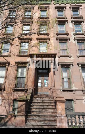 Vista del patrimonio architettonico di Harlem. Harlem è un quartiere nel quartiere di New York City di Manhattan, che sin dagli anni '20 è stato un importante centro residenziale, culturale e finanziario afroamericano. Originariamente un villaggio olandese, formalmente organizzato nel 1658, prende il nome dalla città di Haarlem nei Paesi Bassi. Harlem fu annessa a New York City nel 1873 il 28 marzo 2012 a New York City, NY, USA. Patrioine Architectural de Harlem. Harlem est un quartier du borough de Manhattan, dans la ville de New York,qui, depuis les annees 1920 a été un Grand centre residentiel, culturel et Foto Stock