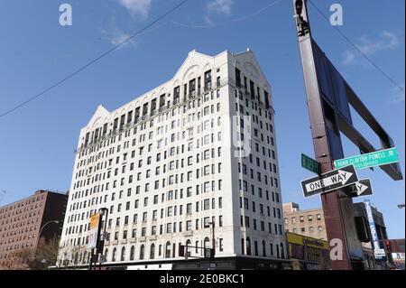 L'Hotel Theresa era un vivace centro di vita nera ad Harlem, New York, a metà del XX secolo. L'hotel si trova all'intersezione di Adam Clayton Powell Jr. Boulevard e West 125th Street (Martin Luther King, Jr. Boulevard). L'hotel e' stato costruito dal broker tedesco Gustavus Sidenberg (1843?1915), e disegnato dalla ditta Buchman and Fox in uno stile neo-rinascimentale. Ha aperto nel 1913 e da allora, fino alla costruzione dell'Adam Clayton Powell Jr. State Office Building dall'altra parte della strada nel 1973, l'edificio più alto di Harlem. Ha una suggestiva facciata in mattoni bianchi e Foto Stock