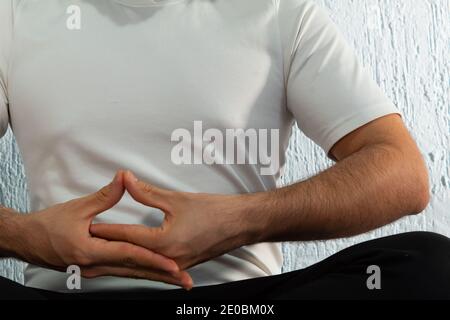 primo piano delle mani di un uomo in abbigliamento sportivo fare yoga e meditazione Foto Stock