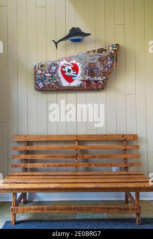 Tavola di legno seduta panca e pannello di cappa Volkswagen decorato con penny canadesi e statunitensi e oggetti del negozio di dollari dall'artista d'arte popolare David Stephens Foto Stock