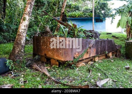 Il serbatoio arrugginito rimane vicino allo stadio di baseball al centro, guerra mondiale, Isola di Koror, Koror, Palau, Micronesia, Oceania Foto Stock