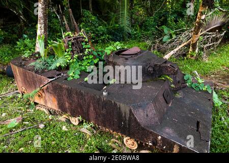 Il serbatoio arrugginito rimane vicino allo stadio di baseball al centro, guerra mondiale, Isola di Koror, Koror, Palau, Micronesia, Oceania Foto Stock