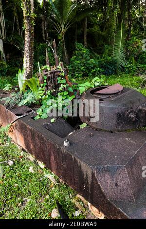 Il serbatoio arrugginito rimane vicino allo stadio di baseball al centro, guerra mondiale, Isola di Koror, Koror, Palau, Micronesia, Oceania Foto Stock