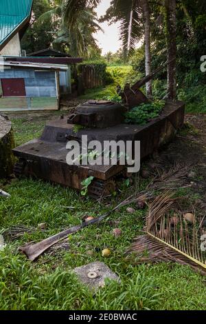 Il serbatoio arrugginito rimane vicino allo stadio di baseball al centro, guerra mondiale, Isola di Koror, Koror, Palau, Micronesia, Oceania Foto Stock