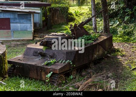 Il serbatoio arrugginito rimane vicino allo stadio di baseball al centro, guerra mondiale, Isola di Koror, Koror, Palau, Micronesia, Oceania Foto Stock