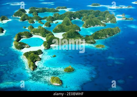 Veduta aerea delle Isole Settanta, delle Isole Rock, sull'arcipelago dell'isola di Ngerukewid (Ngerukeuid), Koror, Palau, Micronesia, Oceania Foto Stock
