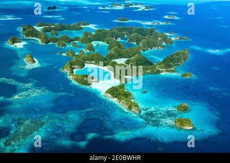 Veduta aerea delle Isole Settanta, delle Isole Rock, sull'arcipelago dell'isola di Ngerukewid (Ngerukeuid), Koror, Palau, Micronesia, Oceania Foto Stock