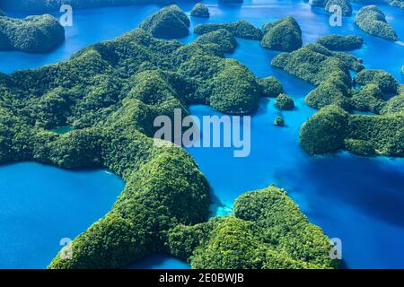 Vista aerea delle Isole Rock, arcipelago sull'isola di Ngeruktabel, Koror, Palau, Micronesia, Oceania Foto Stock