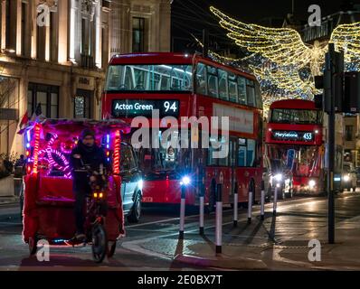 Luci di Natale a Oxford & Regent's Street, Londra, e taxi di risciò Foto Stock