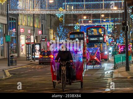 Luci di Natale a Oxford & Regent's Street, Londra, e taxi di risciò Foto Stock