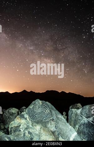 La Via Lattea sorge sopra gli antichi petroglifici di Hohokam Foto Stock