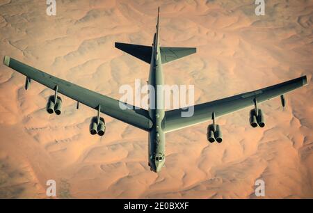 La foto del file dell'handout datata 10 dicembre 2020 di una Stratofortress dell'Aeronautica militare americana B-52 assegnata alla seconda ala della bomba parte dopo aver ricevuto il carburante da uno Stratotanker KC-135, assegnato al 340° Squadron di rifornimento dell'Aeronautica militare Expeditionary Air, durante una missione della Bomber Task Force di più giorni sull'Asia sud-occidentale. Gli Stati Uniti hanno volato i bombardamenti strategici sul Golfo Persico mercoledì per la seconda volta questo mese, una dimostrazione di forza destinata a dissuadere l'Iran dall'attaccare obiettivi americani o alleati in Medio Oriente. USA Air Force foto di staff Sgt. Trevor T. McBride via ABACAPRESS.COM Foto Stock