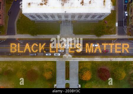 Black Lives materia iscritta in grandi lettere gialle su state Street a Montpelier, Vermont. Foto Stock