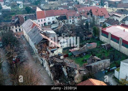 (201231) -- PECHINO, 31 dicembre 2020 (Xinhua) -- Foto aerea scattata il 30 dicembre 2020 mostra la città danneggiata dal terremoto di Petrinja, Croazia. Potenti scosse di assestamento hanno continuato a colpire la Croazia centrale mercoledì, un giorno dopo un terremoto di 6.4 magnitudo ha devastato città e villaggi a circa 50 chilometri a sud-est della capitale Zagabria, uccidendo sette persone e ferendo decine. (Igor Kralj/Pixsell via Xinhua) Foto Stock